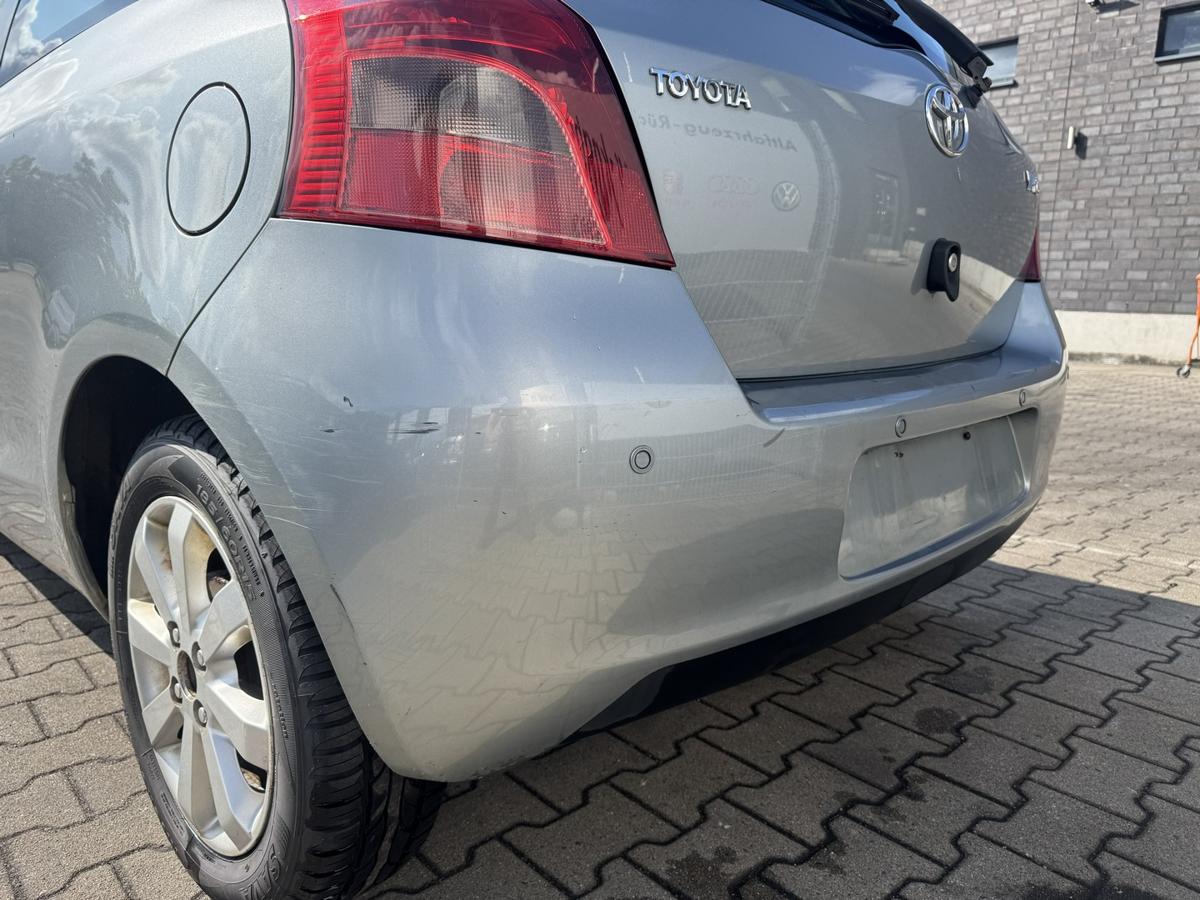 Toyota Yaris XP9 original Stossf&auml;nger Sto&szlig;stange hinten f&uuml;r Fahrzeuge mit PDC Einparkhilfe 1F8 Silber Metallic Bj.2009